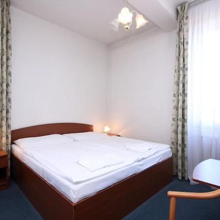 Hotel Legie Bed And Breakfast Prague Ngoại thất bức ảnh