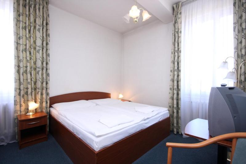 Hotel Legie Bed And Breakfast Prague Ngoại thất bức ảnh